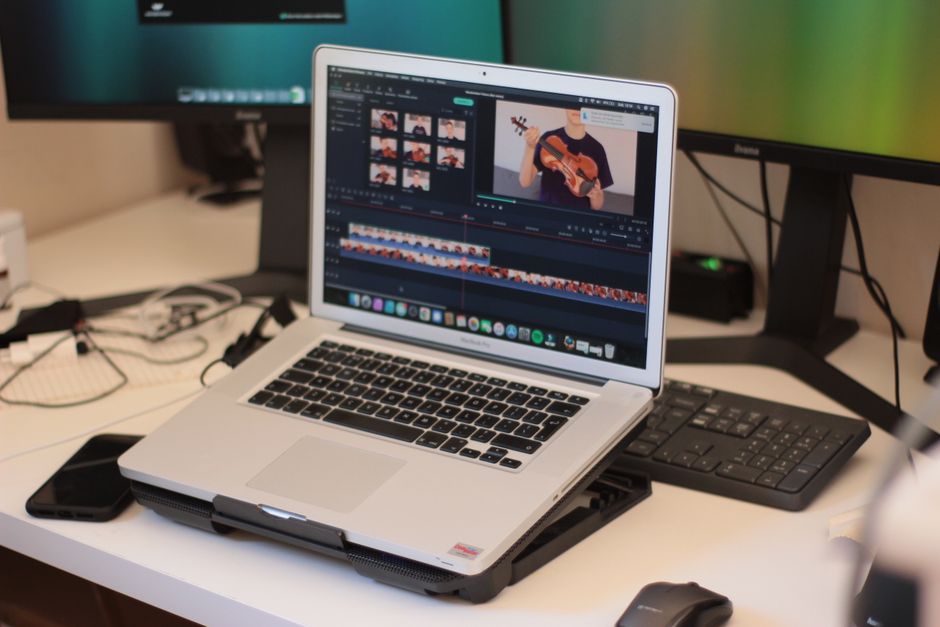 Laptop mit Videobearbeitung auf einem Schreibtisch