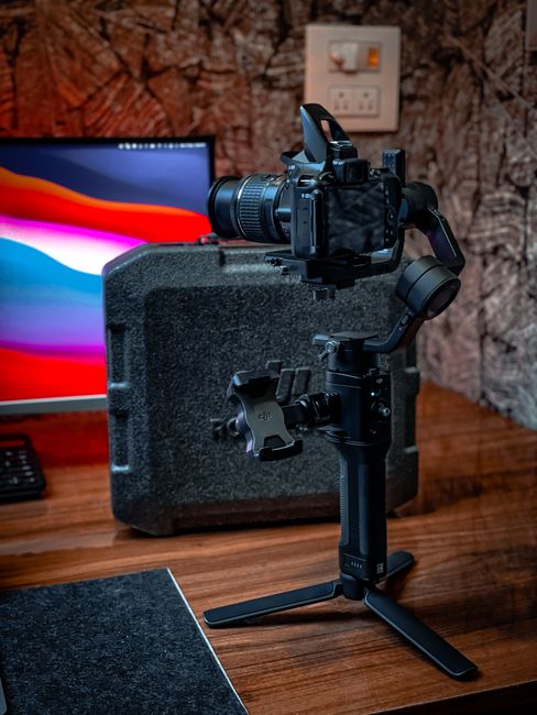 Kamera auf Gimbal vor einem Schnittplatz im Studio